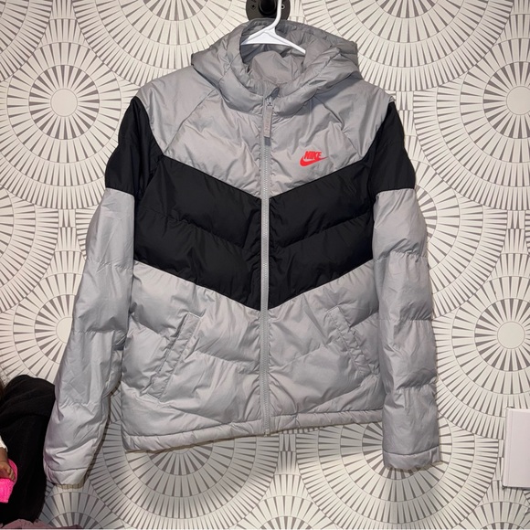 Nike Big Kid Storm-FIT Windrunner hooded‎ puffer jacket in grey black Size XL